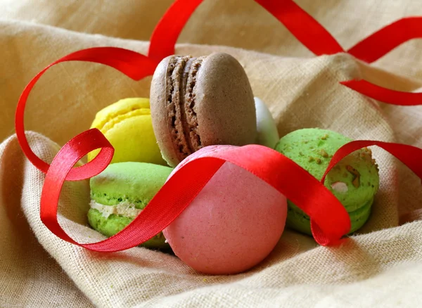 Mångfärgade macaroon cookies, traditionella franska bakverk — Stockfoto