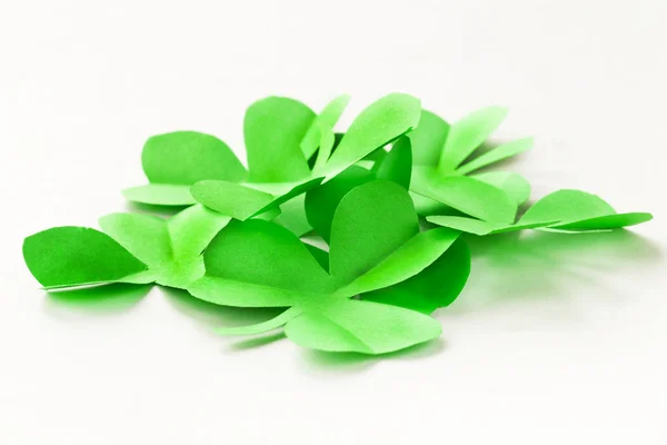 Folhas verdes de papel de trevo - um símbolo do Dia de São Patrício — Fotografia de Stock