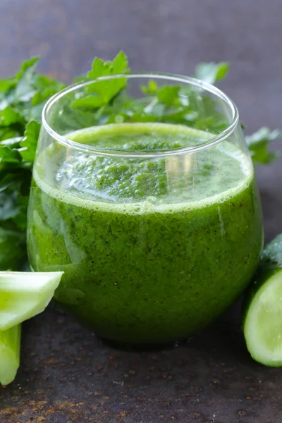 Verse groene SAP van komkommers, selderij en peterselie — Stockfoto