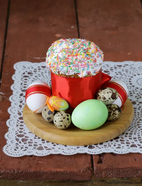 Πάσχα κέικ με γλάσο, γλάσο και χρωματιστά Πασχαλινά αυγά ρουστίκ στιλ — Φωτογραφία Αρχείου
