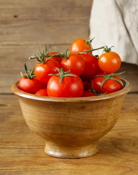 Tomates rojos maduros frescos en un tazón de madera — Foto de Stock