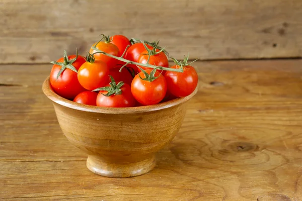 Pomodori rossi freschi maturi in una ciotola di legno — Foto Stock