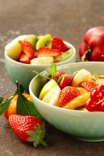 Granola muesli casera con ensalada de frutas para el desayuno —  Fotos de Stock