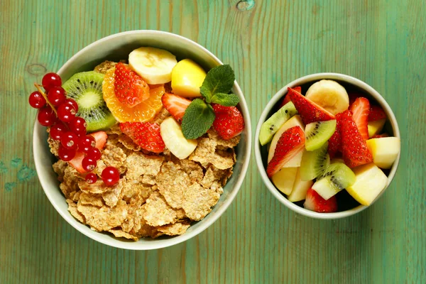 Granola muesli casera con ensalada de frutas para el desayuno —  Fotos de Stock