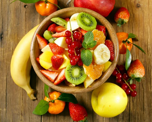 Salada de frutas orgânicas frescas (kiwi, morango, banana, groselha, maçã ) — Fotografia de Stock