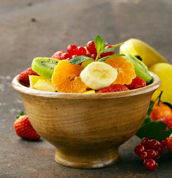 Färsk ekologisk fruktsallad (kiwi, jordgubb, banan, vinbär, äpple) — Stockfoto