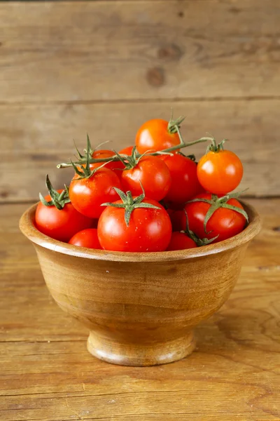 Frische reife rote Tomaten in einer Holzschüssel — Stockfoto