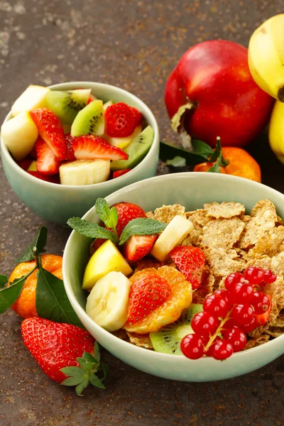 Granola muesli casera con ensalada de frutas para el desayuno —  Fotos de Stock