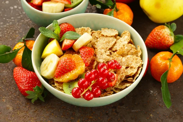 Hemgjord granola musli med fruktsallad till frukost — Stockfoto