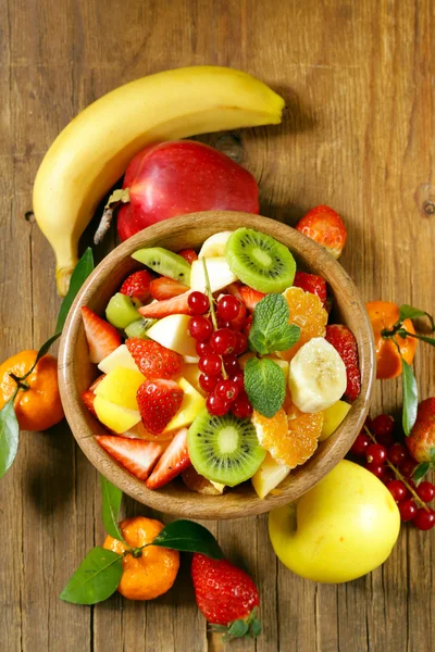 Färsk ekologisk fruktsallad (kiwi, jordgubb, banan, vinbär, äpple) — Stockfoto