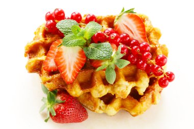 (Kuş üzümü ve çilek Çilek ile ev yapımı Belçika waffle)