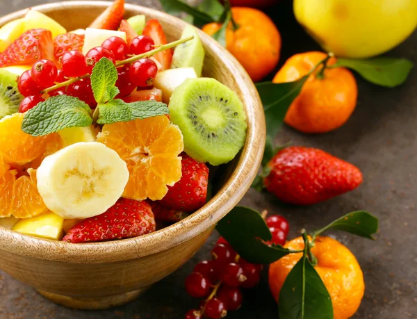 Frischer Bio-Obstsalat (Kiwi, Erdbeere, Banane, Johannisbeere, Apfel)) — Stockfoto