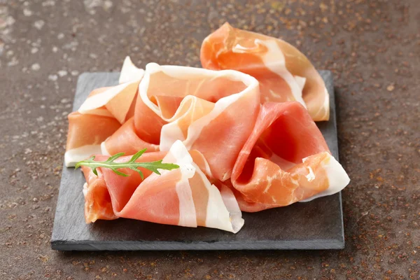 Szynka parmeńska (jamon) tradycyjne włoskie specjały mięsne — Zdjęcie stockowe