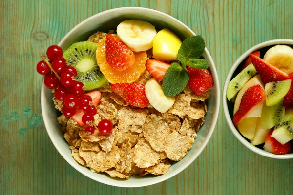 Granola muesli casera con ensalada de frutas para el desayuno —  Fotos de Stock