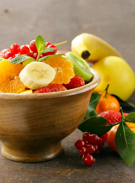 新鲜的有机水果沙拉 (猕猴桃、 草莓、 香蕉、 葡萄干、 苹果) — 图库照片