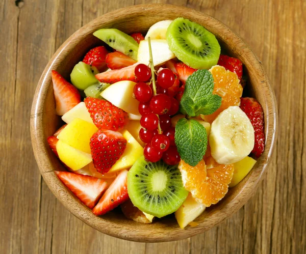 Fresh organic fruit salad (kiwi, strawberry, banana, currant, apple) — Stock Photo, Image