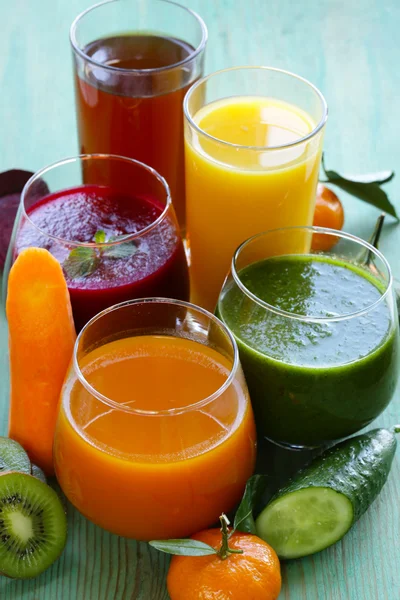 Асорті свіжі соки з фруктів та овочів — стокове фото