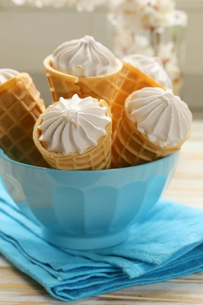 Süße Waffelzapfen gefüllt mit Vanillecreme — Stockfoto