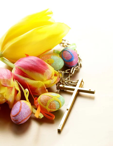 Decorated eggs and spring flowers tulips - symbols of Easter holiday — Stock Photo, Image