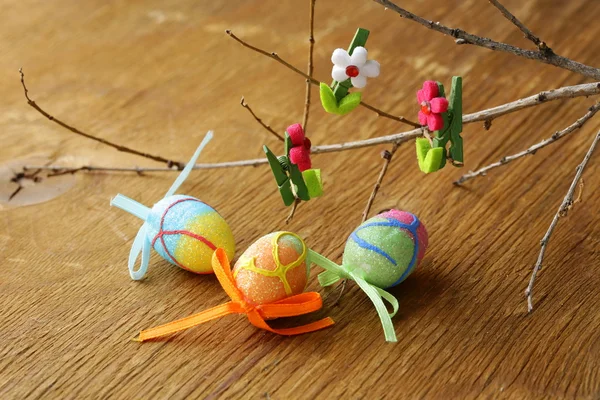 Ovos de decoração de Páscoa em fundo de madeira - símbolos de férias — Fotografia de Stock