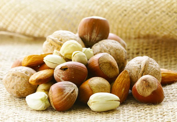 Diferentes tipos de frutos secos (almendras, nueces, avellanas, pistachos ) —  Fotos de Stock