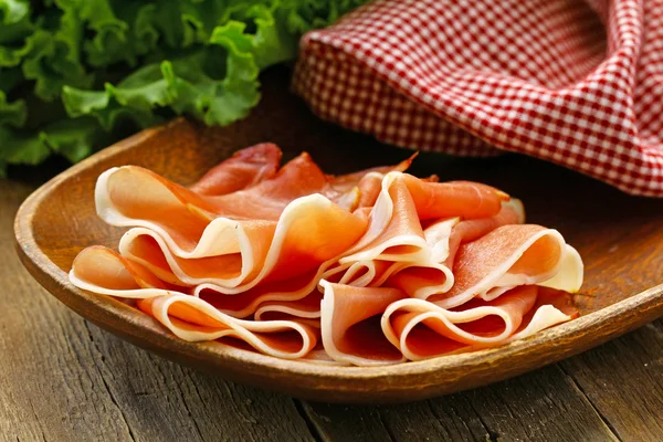 Parmaschinken (Marmelade) in Scheiben auf einem Holzbrett — Stockfoto