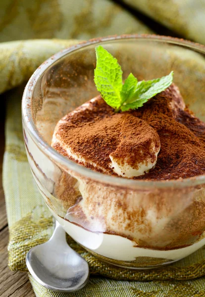 Tradicional tiramisú postre italiano con cacao y hoja de menta — Foto de Stock