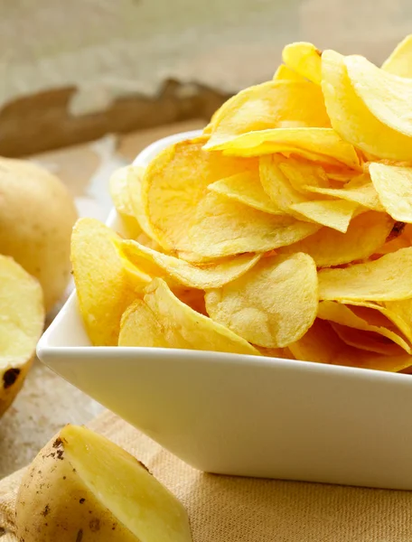 Natürliche Bio-Kartoffelchips auf einem Holztisch — Stockfoto