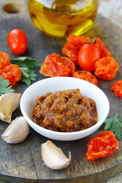 Pesto rosso italiano di pomodori secchi con aglio ed erbe aromatiche — Foto Stock