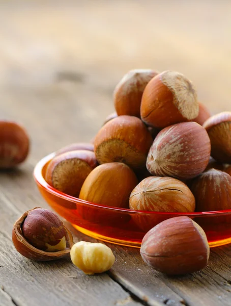 Přírodní bio lískové ořechy v misce na stůl — Stock fotografie