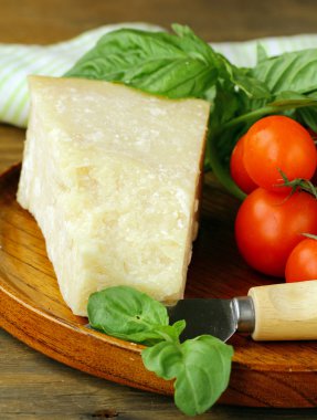 ahşap tahta üzerinde taze lezzetli zor parmesan peyniri