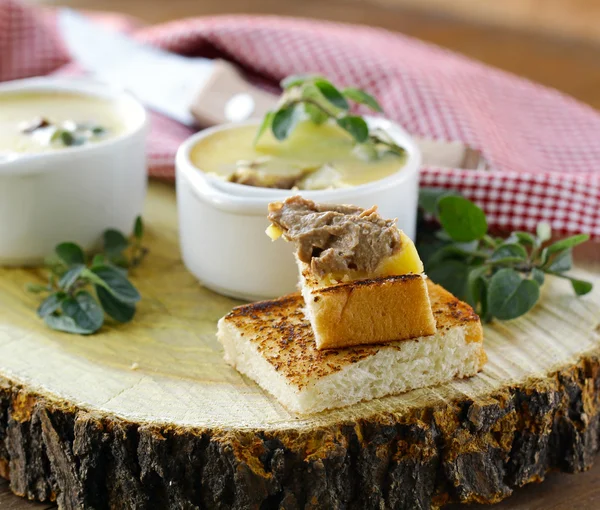 Pâte de foie de poulet maison et morceau de pain — Photo