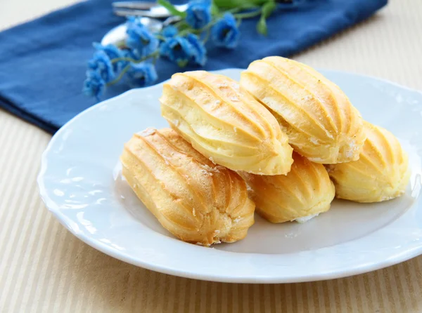 Choux pastelaria eclairs massa com creme de baunilha — Fotografia de Stock