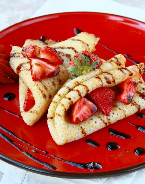 Crepes finos dulces de estilo francés, servidos con fresas —  Fotos de Stock