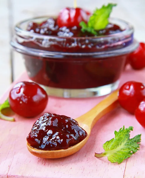 Zelfgemaakte cherry jam in een glazen pot — Stockfoto