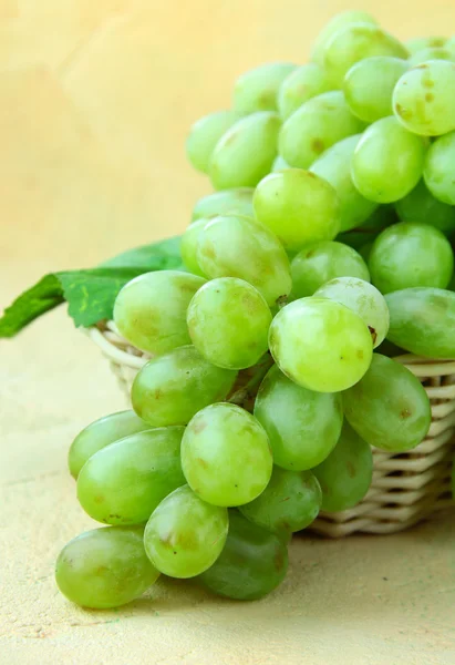 Organische rijp witte druiven in een rieten mand — Stockfoto