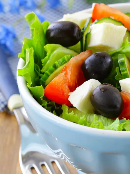 Ensalada griega con queso de aceitunas y tomates —  Fotos de Stock