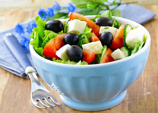 Salada grega com queijo de azeitonas e tomates — Fotografia de Stock