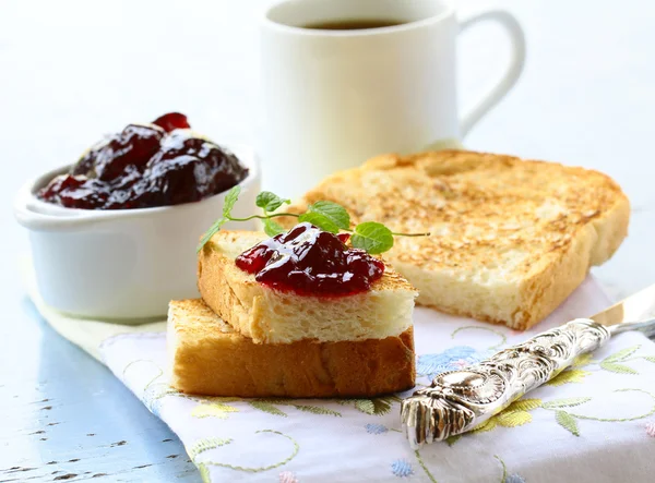 Snídaně s čerstvým toastem a třešňovým džemem — Stock fotografie