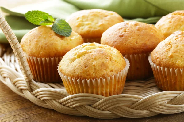 Doces caseiros, cupcakes de baunilha doce para o café da manhã — Fotografia de Stock