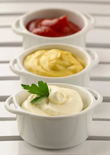 Senf, Ketchup und Mayonnaise - drei Arten von Saucen — Stockfoto