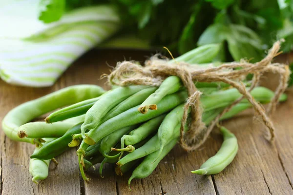 Biologische groene erwten op een houten tafel, rustieke stijl — Stockfoto