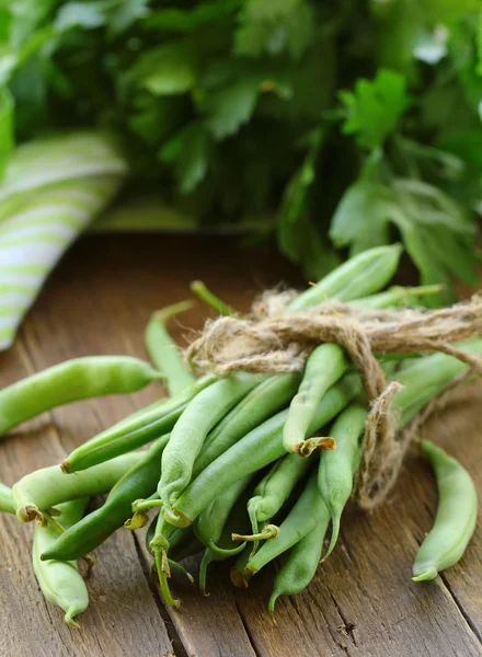 Biologische groene erwten op een houten tafel, rustieke stijl — Stockfoto