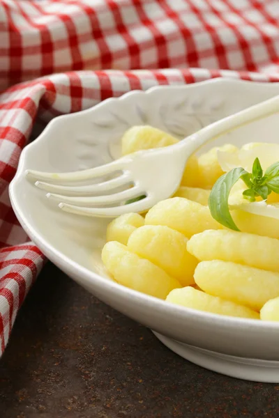 Patates ve yumurta ile hazırlanan geleneksel İtalyan gnocchi — Stok fotoğraf