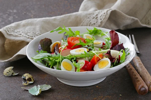 Ensalada de primavera de Pascua con huevos de codorniz, tomates y pepinos — Foto de Stock