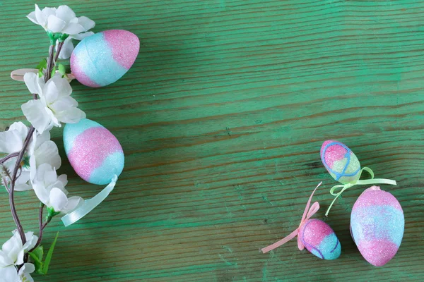 Coloridos huevos decorativos de Pascua y rama con flores de primavera en el fondo de madera vieja —  Fotos de Stock