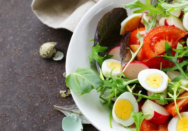 Påsk Spring sallad med vaktelägg, tomater och gurkor — Stockfoto