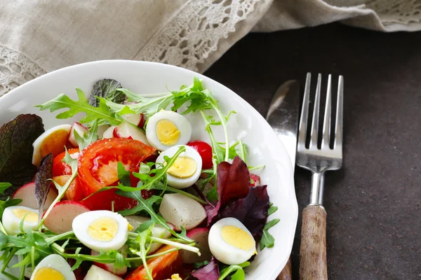 Ensalada de primavera de Pascua con huevos de codorniz, tomates y pepinos — Foto de Stock