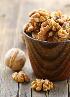 Ahşap bir masa üzerinde doğal organik ceviz