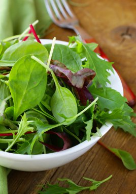 Salata (roka, buzdağı, kırmızı pancar) kase içinde karıştırın